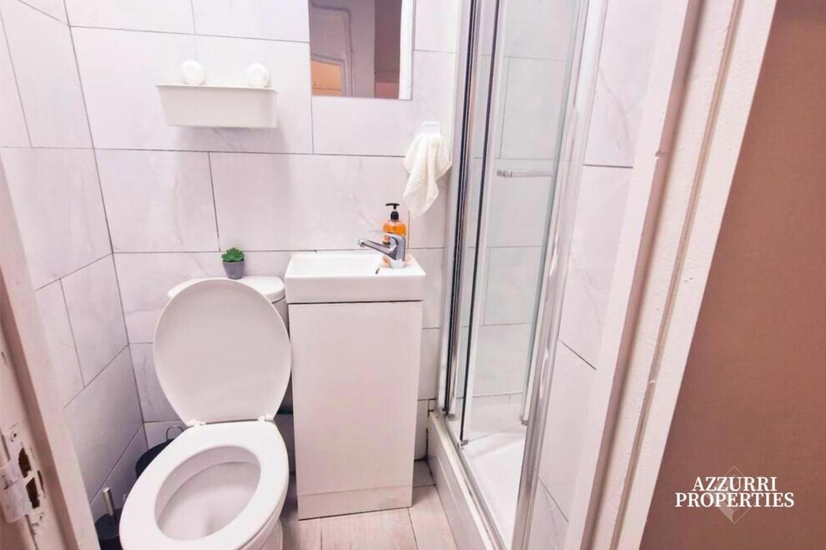 Short At Barking Road Apartment *