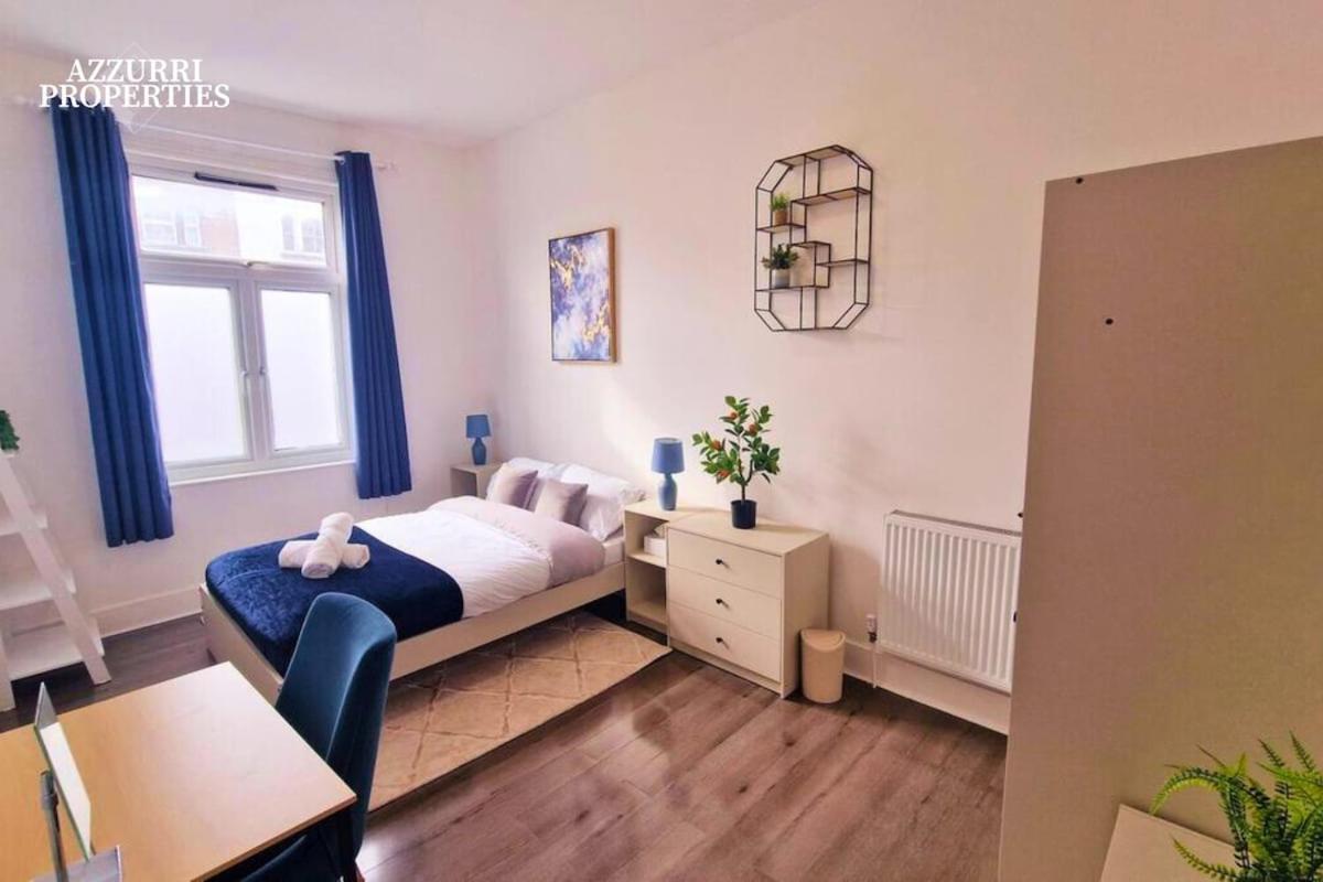 Short At Barking Road Apartment *
